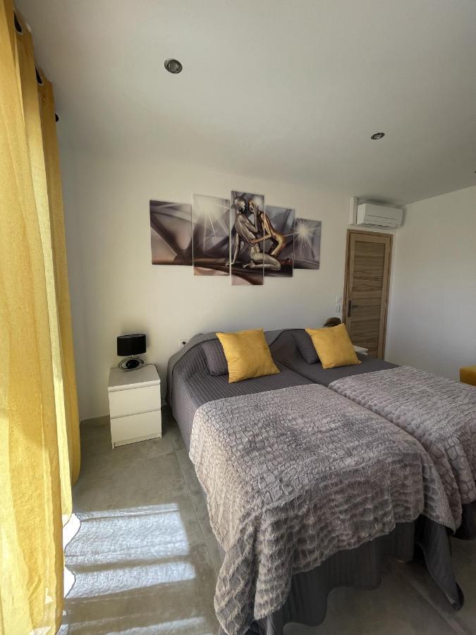 Bed and Breakfast Les Pins Du Luberon Coustellet Exterior foto